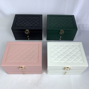 D364*CX20 PORTA JÓIAS COM A SUPERFÍCIE EXTERIOR EM MATERIAL PLÁSTICO