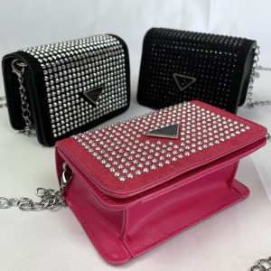 D163*CX120 BOLSA DE MÃO COM FECHAMENTO ATRAVES DE ZÍPER E A SUPERFÍCIE EXTERIOR